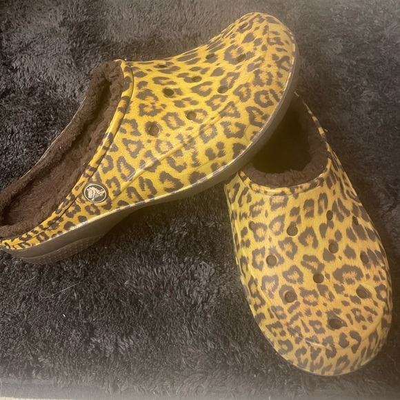 Crocs. Leopard print. Slip on. Brown fuzzy warm inserts. Women’s size 8 - Picture 1 of 4